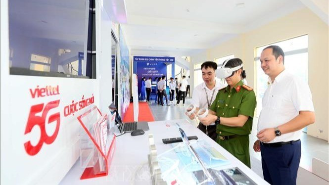 Đại biểu trải nghiệm không gian số của Viettel Sơn La. (Ảnh: Quang Quyết/TTXVN) z-2746-1218.jpg