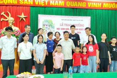 Lễ trao thưởng học sinh giỏi, xuất sắc của Hội cán bộ Bắc Kạn tại Hà Nội