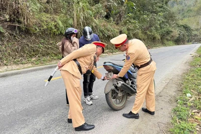 Tăng cường đảm bảo an toàn giao thông sau khi không còn Công an cấp huyện