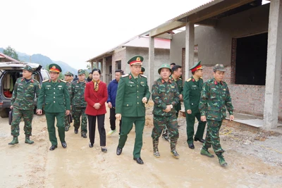 Thiếu tướng Đỗ Văn Tuấn, Phó Tư lệnh Quân khu 1 kiểm tra tiến độ thi công Khu tái định cư Tà Han