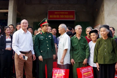 Bộ trưởng Bộ Quốc phòng Phan Văn Giang thăm, tặng quà tại xã Thượng Quan 