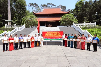 Đồng chí Phương Quốc Thành (Đứng thứ tư bên phải) tham gia đoàn báo công dâng Bác và nhận Giấy khen biểu dươngcá nhân tiêu biểu, xuất sắc trong học tập và làm theo tư tưởng, đạo đức, phong cách Hồ Chí Minh của UBND huyện Bạch Thông