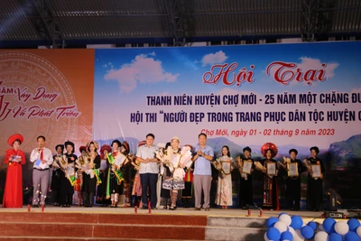 Thí sinh Hoàng Thị Hương giành giải Nhất Hội thi “Người đẹp trong trang phục dân tộc huyện Chợ Mới”