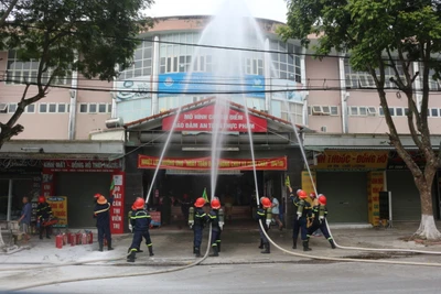 Thực tập phương án chữa cháy tại chợ Đức Xuân 