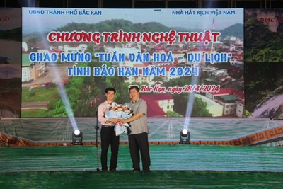 Người dân Bắc Kạn náo nức xem Chương trình nghệ thuật của Nhà hát Kịch Việt Nam