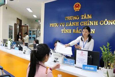 Công chức Sở Xây dựng Bắc Kạn thực hiện nhiệm vụ tại Trung tâm phục vụ Hành chính công tỉnh Bắc Kạn.