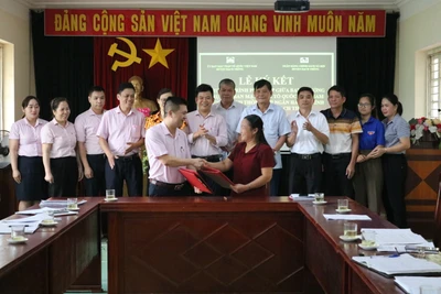 Đại diện Ban Thường trực Ủy ban MTTQ huyện Bạch Thông và Phòng giao dịch NHCSXH huyện Ký kết phối hợp công tác.