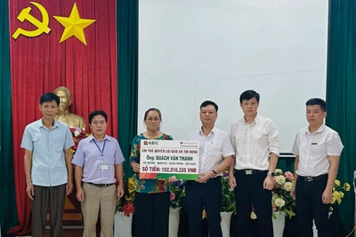 Bảo hiểm Agribank phối hợp với chính quyền các địa phương chi trả quyền lợi cho khách hàng tham gia gói bảo hiểm Bảo An Tín Dụng.