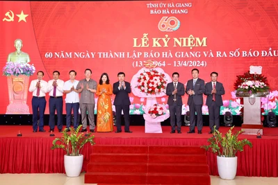 Lãnh đạo tỉnh Hà Giang tặng hoa chúc mừng 60 năm Báo Hà Giang.