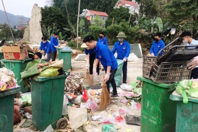 Lực lượng ĐVTN huyện Ba Bể ra quân tổng vệ sinh môi trường trên địa bàn.