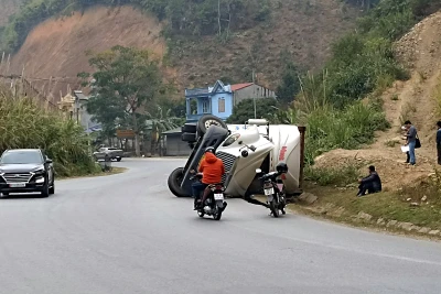 Lật xe container trên Quốc lộ 3