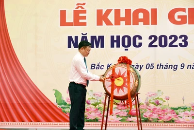 Đồng chí Bí thư Tỉnh ủy Hoàng Duy Chinh dự Lễ khai giảng năm học mới tại Trường THPT Chuyên Bắc Kạn 