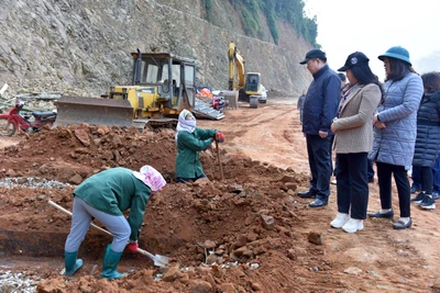 Đồng chí Bí thư Tỉnh ủy Hoàng Duy Chinh kiểm tra tiến độ tuyến đường TP. Bắc Kạn - hồ Ba Bể kết nối sang Na Hang (Tuyên Quang)