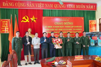 Đồng chí Bí thư Tỉnh ủy thăm, chúc mừng cán bộ, chiến sĩ Trung đoàn 750 