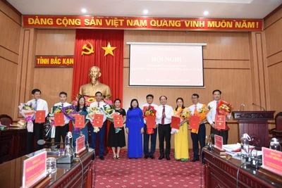 Ban Thường vụ Tỉnh ủy Bắc Kạn công bố quyết định điều động, bổ nhiệm 13 cán bộ