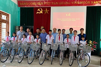 Trao tặng 50 xe đạp cho học sinh tại xã Sỹ Bình và Quân Hà 