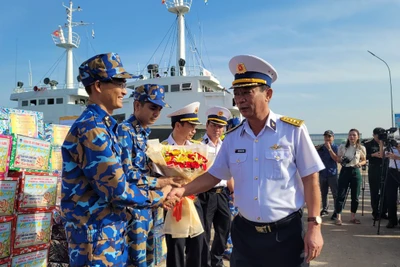 Đoàn công tác Vùng 2 Hải quân thăm, chúc Tết Nhà giàn DK1