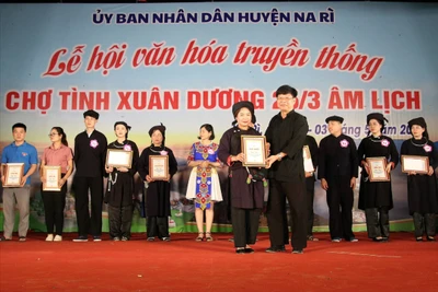 Hội thi “Trình diễn trang phục truyền thống các dân tộc huyện Na Rì”