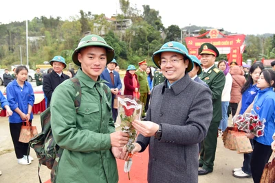 Chủ tịch UBND tỉnh Nguyễn Đăng Bình dự Lễ giao, nhận quân tại huyện Ngân Sơn