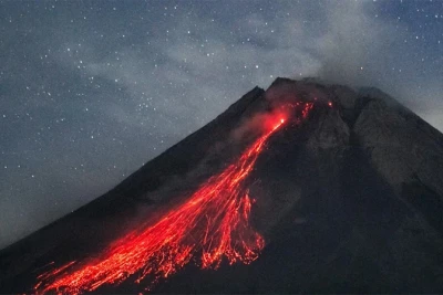 Núi lửa phun trào ở Indonesia, 11 người leo núi thiệt mạng