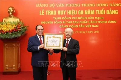 Nguyên Tổng Bí thư Nông Đức Mạnh nhận Huy hiệu 60 năm tuổi Đảng