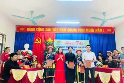 Ban tổ chức trao quà cho các đội thi.