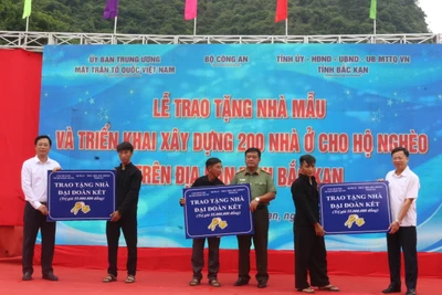 Trao nhà mẫu và triển khai xây dựng 200 nhà cho hộ nghèo 