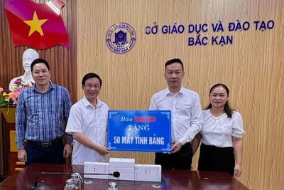 Báo Nhân Dân tặng 50 máy tính bảng cho học sinh nghèo Bắc Kạn