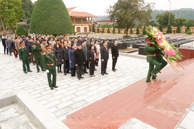 Lãnh đạo tỉnh dâng hương tưởng nhớ Chủ tịch Hồ Chí Minh và các Anh hùng Liệt sĩ nhân dịp Tết Quý Mão 2023