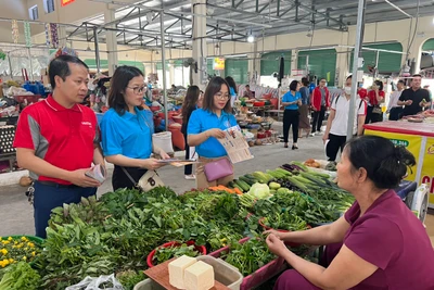 Cán bộ BHXH tỉnh tuyên truyền chính sách BHXH, BHYT cho người dân trên địa bàn TP Bắc Kạn