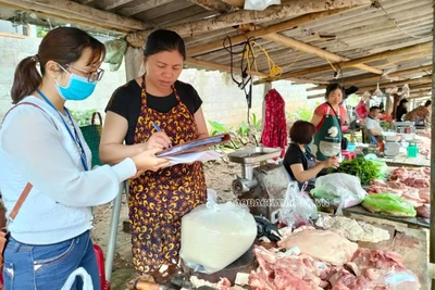  Người dân thị trấn Chợ Rã (Ba Bể) ký cam kết đảm bảo vệ sinh ATTP với cơ quan chuyên môn.