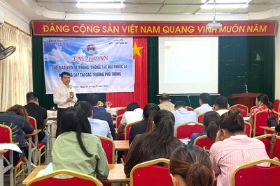 Bs.CK1 Đoàn Mạnh Thịnh, Trưởng khoa Phòng, chống bệnh không lây nhiễm (Trung tâm Kiểm soát bệnh tật tỉnh) chia sẻ kiến thức về Phòng, chống tác hại của thuốc lá tại lớp tập huấn.