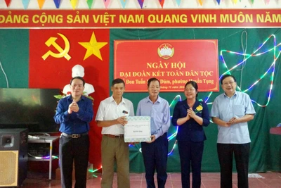 Đồng chí Hoàng Thu Trang dự Ngày hội "Đại đoàn kết toàn dân tộc" tổ Đon Tuấn Khuổi Dủm, phường Huyền Tụng