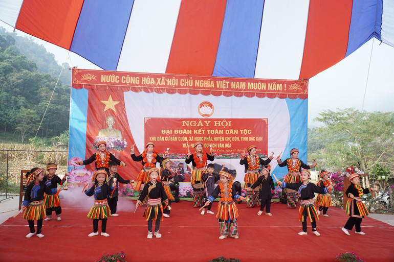 Những tiết mục mang đậm nét dân tộc trong Ngày hội đại đoàn kết toàn dân tộc tại Bản Cuôn, xã Ngọc Phái (Chợ Đồn). Ảnh: Đình Hợi dsc02188.jpg