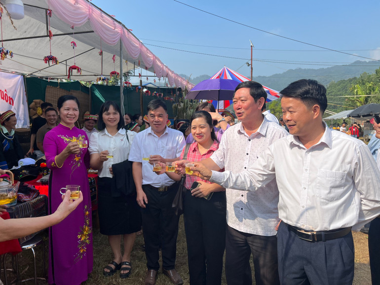 Lãnh đạo huyện Chợ Đồn và người dân thưởng thức trà hoa vàng, sản phẩm OCOP của địa phương. Ảnh: Đình Hợi img-5270.jpg