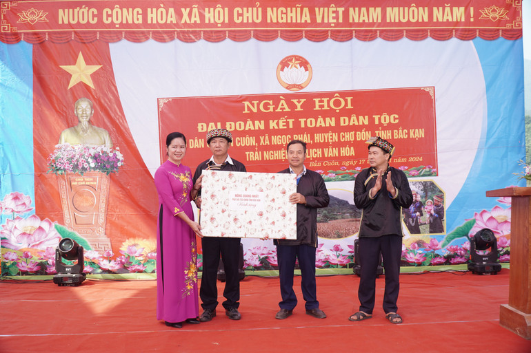 Đồng chí Ma Thị Na , Phó Bí thư Thường trực Huyện ủy, Chủ tịch HĐND huyện Chợ Đồn thừa ủy quyền của đồng chí Nông Quang Nhất, Phó Chủ tịch UBND tỉnh trao tặng quà cho thôn Bản Cuôn. dsc02222.jpg