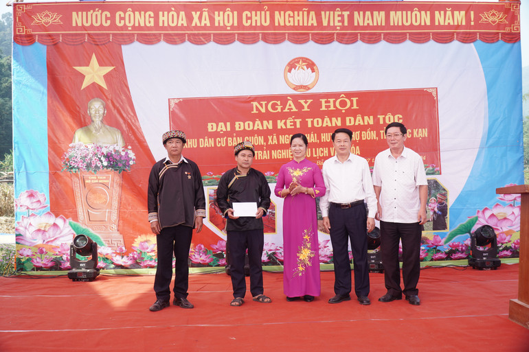 Lãnh đạo huyện Chợ Đồn trao quà cho bà con Bản Cuôn. dsc02219.jpg