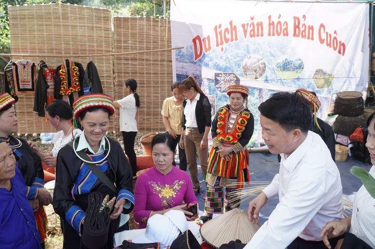 Các đồng chí lãnh đạo huyện tham quan gian hàng thổ cẩm của bà con. dsc02225.jpg