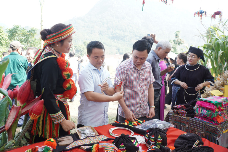 Nhiều mặt hàng thổ cẩm được người dân bày bán. dsc02233.jpg