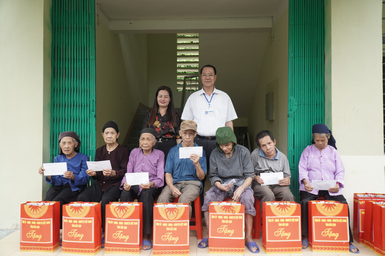 Đoàn công tác đến thăm, tặng quà cho người cao tuổi tại cơ sở Bảo trợ xã hội tổng hợp tỉnh Bắc Kạn. DSC01752.JPG