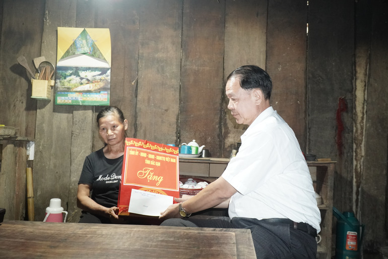 Ông Đinh Quang Chúc, Phó Giám đốc Sở Lao động - Thương binh và Xã hội thăm, tặng quà cho người cao tuổi tại xã Tân Sơn. DSC01725.JPG