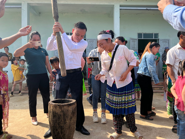 Ông Đồng Văn Lưu, Tỉnh ủy viên, Phó Chủ tịch HĐND tỉnh tham gia các hoạt động tại Ngày hội Đại đoàn kết toàn dân tộc ở thôn Pù Lùng I, xã Xuân Lạc, huyện Chợ Đồn. Ảnh: Đình Hợi img-5195.jpg