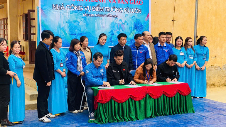 Lễ ký kết bàn giao tại điểm trường Pù Lườn, xã Cao Tân, huyện Pác Nặm. ef4a8bc7c59b79c5208a.jpg