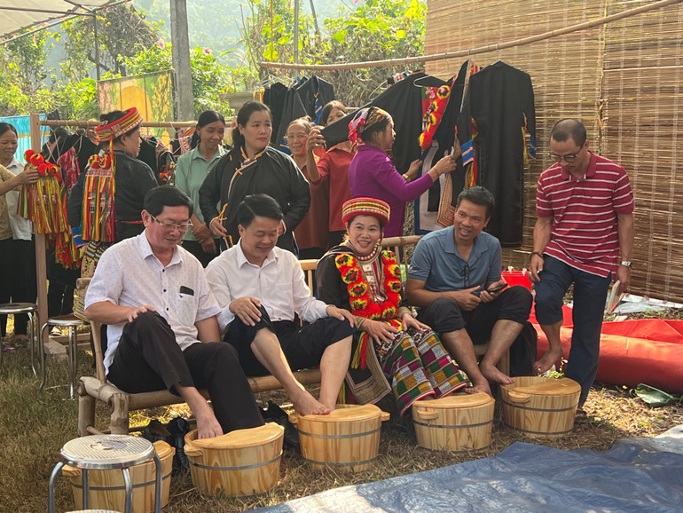 Lãnh đạo huyện cùng trải nghiệm ngâm chân bằng lá thảo dược. img-5274.jpg