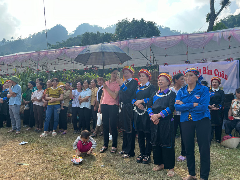 Người dân thích thú với những trải trò chơi dân gian tại ngày hội. img-5290.jpg