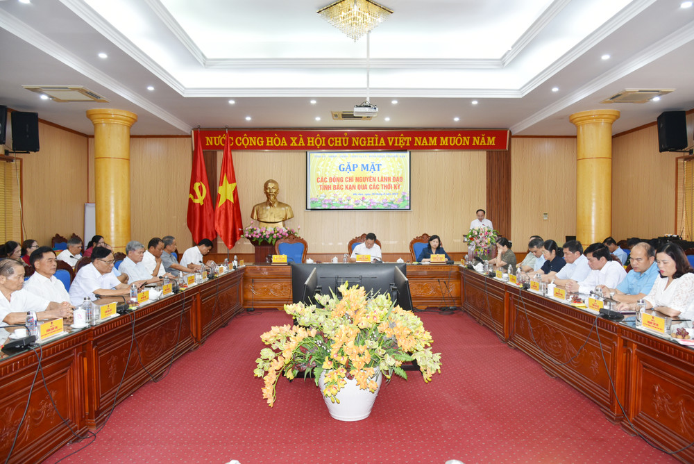 Lãnh đạo tiền nhiệm phấn khởi và kỳ vọng tỉnh Bắc Kạn đạt thêm nhiều thành  tựu mới | Báo Bắc Kạn điện tử