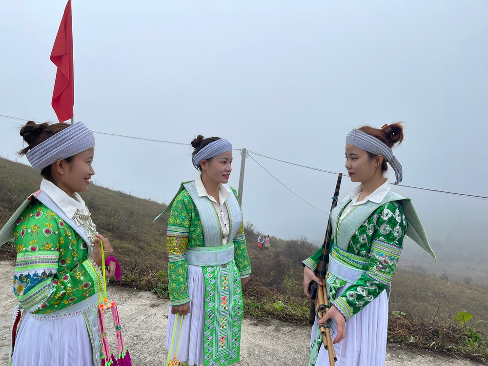 Nghệ thuật tạo hoa văn trên trang phục dân tộc Mông - Di sản văn hóa độc đáo từ bàn tay tài hoa Nghệ thuật tạo hoa văn trên trang phục dân tộc Mông
