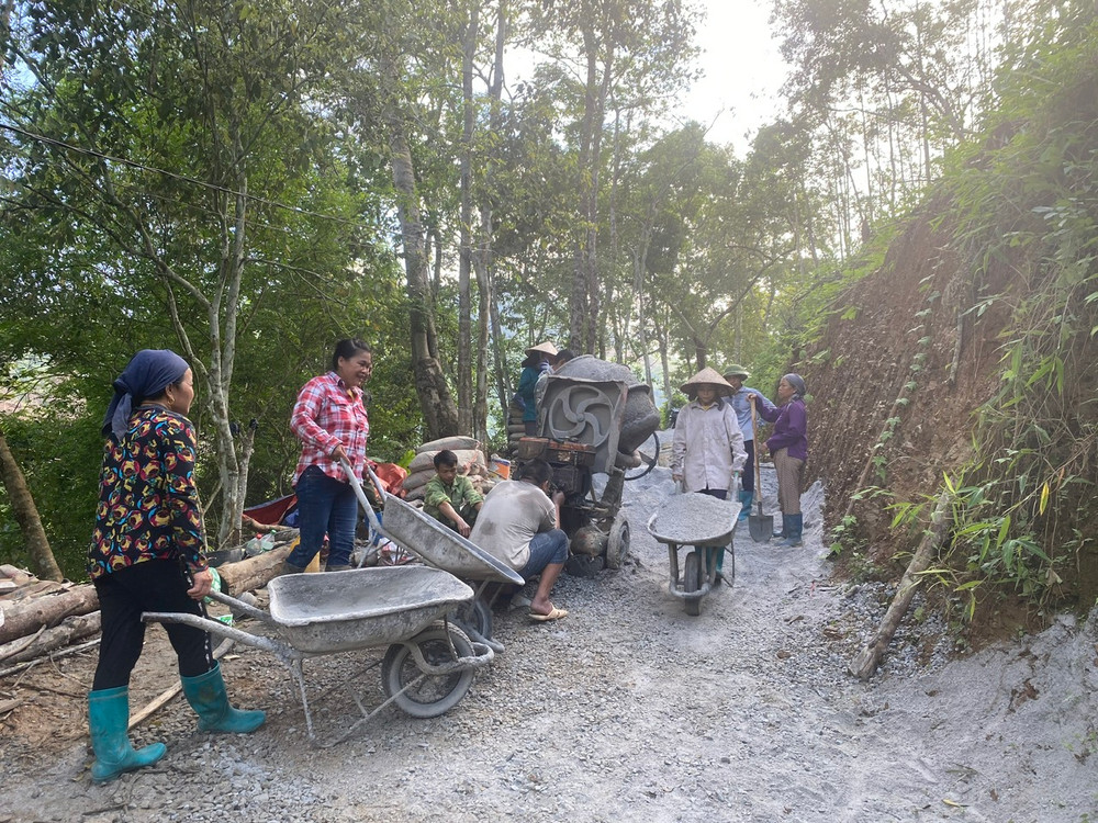 Hội viên nông dân xã Bành Trạch (Ba Bể) tham gia làm đường giao thông nông thôn.