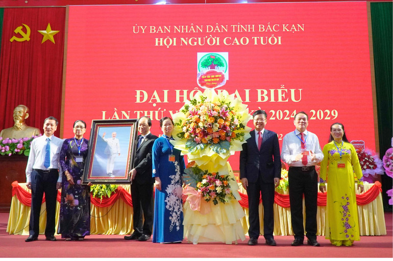 Trung ương Hội NCT Việt Nam và UBND tỉnh Bắc Kạn tặng quà, hoa chúc mừng thành công Đại hội. 34.jpg
