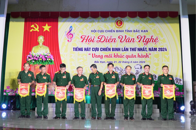 Lãnh đạo Hội Cựu chiến binh tỉnh trao cờ lưu niệm cho các đội tham gia. 111.jpg